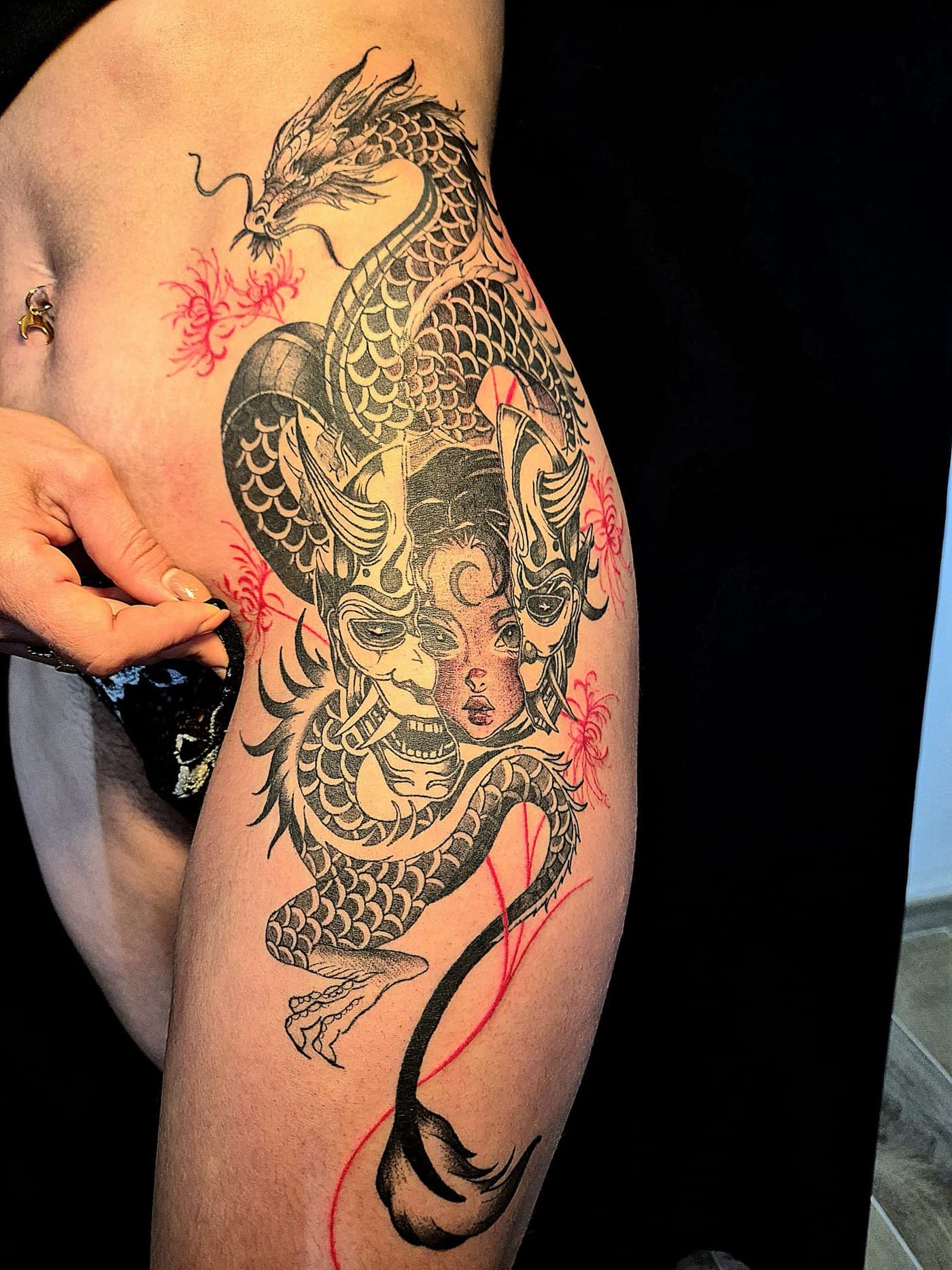 Tatouage japonais dragon et masque hannya réalisé sur la cuisse, à Gruissan
