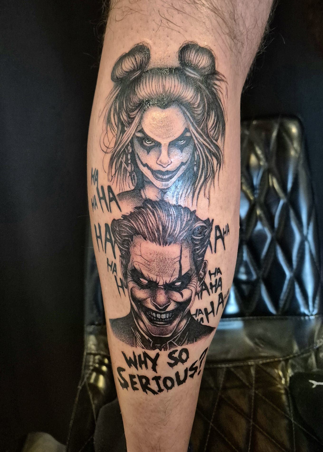 Joker et Harley Quinn en réalisme noir et gris, lettering « Why so serious ? », tatoués sur le mollet